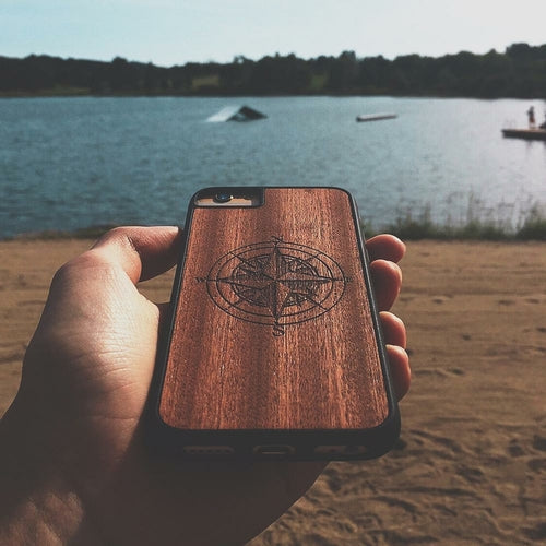 Coque iPhone Bois Compass - Protection Premium Écologique Gravée