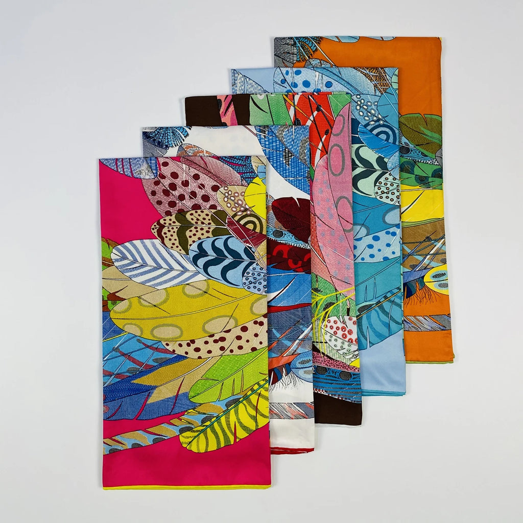 Foulard Carré Soie Twill Motif Plume 90cm — Légèreté Luxury FuturaTrend
