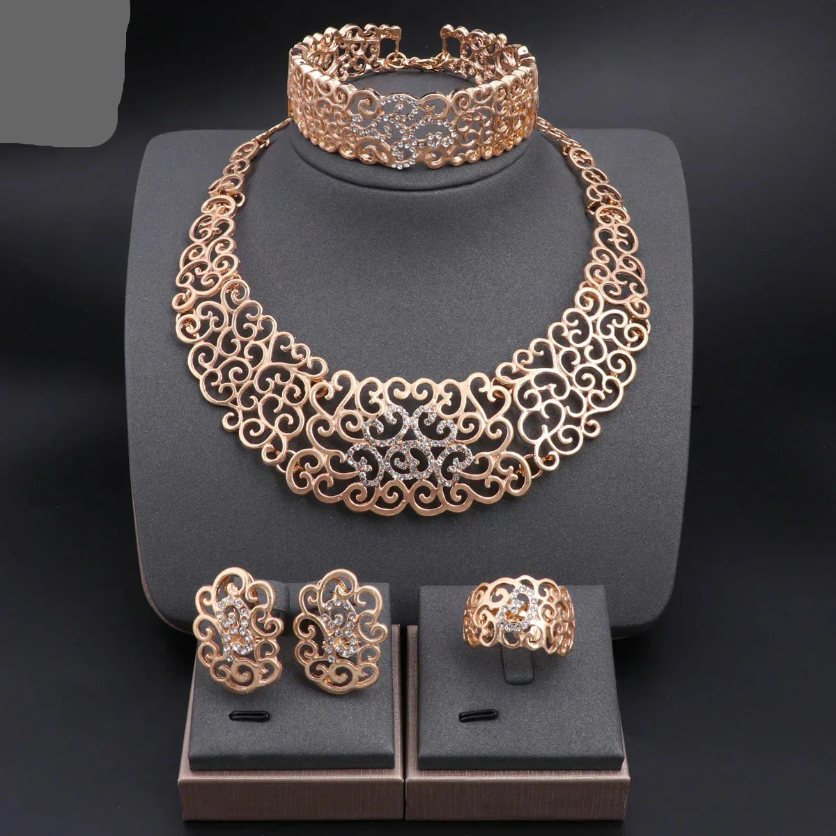 Parure Bijoux Femme Dorée 4 Pièces — Collier + Boucles d'Oreilles + Bague + Bracelet Plaqué Or 18K