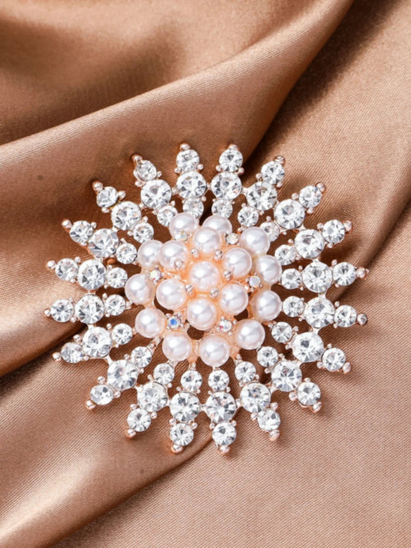Broche Perle Géométrique Femme - Accessoire Élégant Soirée Cadeau