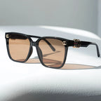 Gafas de Sol Mujer Logo Dorado Oversize — Diseño Lujo UV400