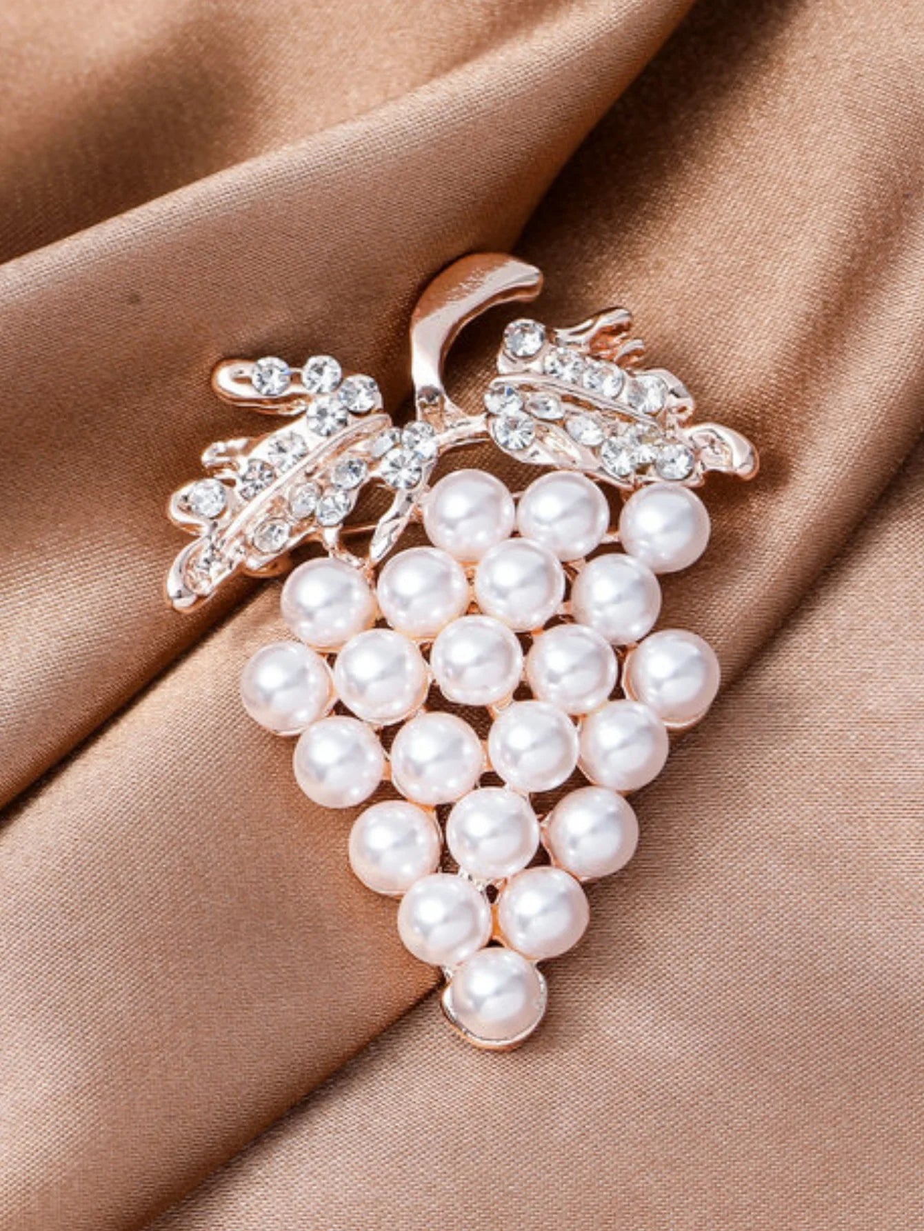Broche Perle Géométrique Femme - Accessoire Élégant Soirée Cadeau