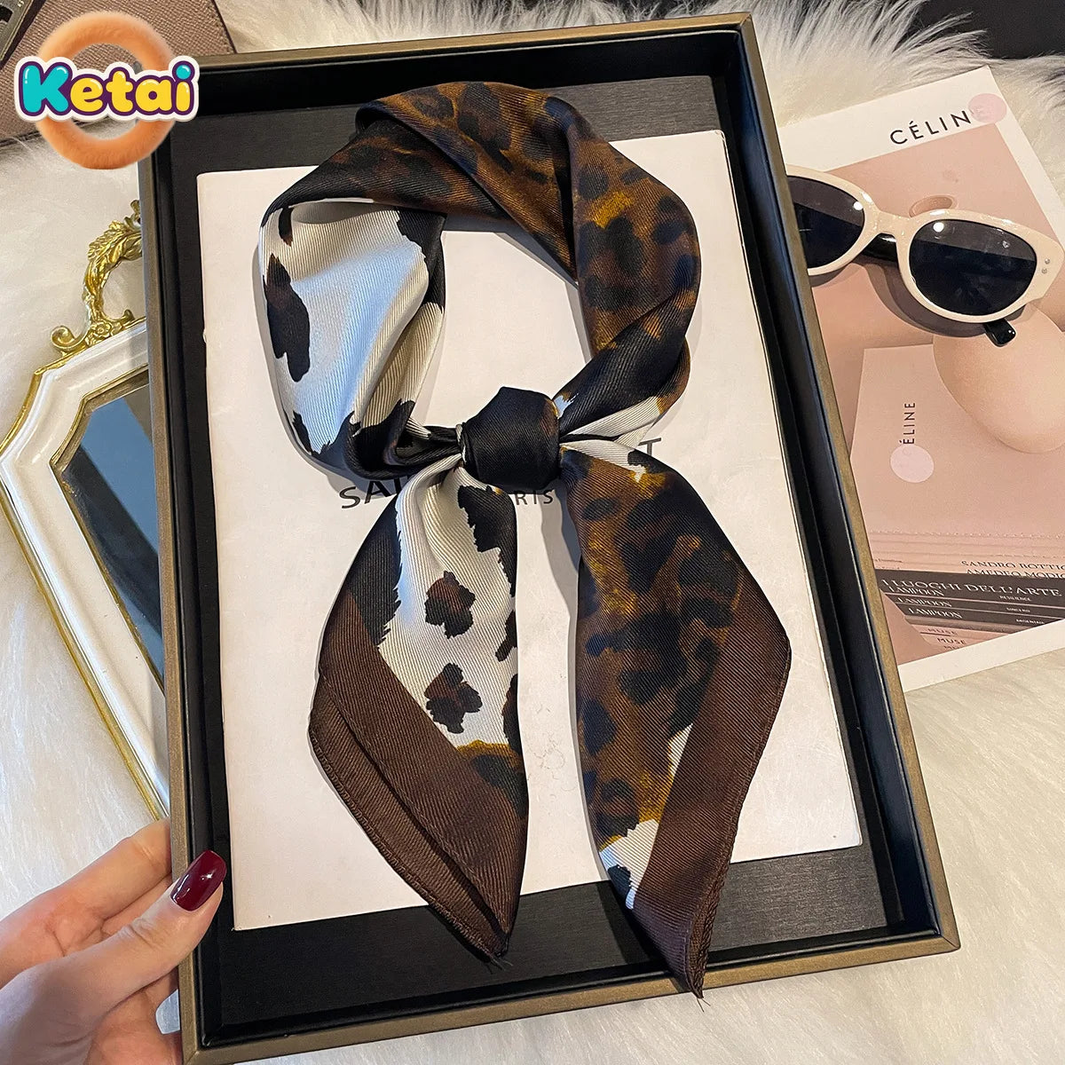 Foulard Carré Soie 90x90cm — Collection Signature FuturaTrend