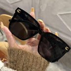 Gafas de Sol Mujer Logo Dorado Oversize — Diseño Lujo UV400