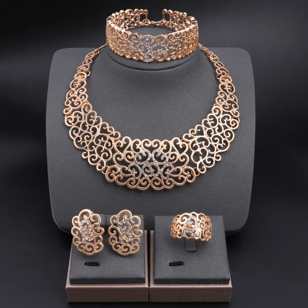 Parure Bijoux Femme Dorée 4 Pièces — Collier + Boucles d'Oreilles + Bague + Bracelet Plaqué Or 18K
