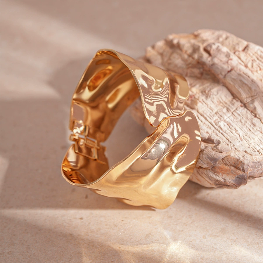 Bracelet Manchette Sculpté – Bijou Statement Audacieux – Femme