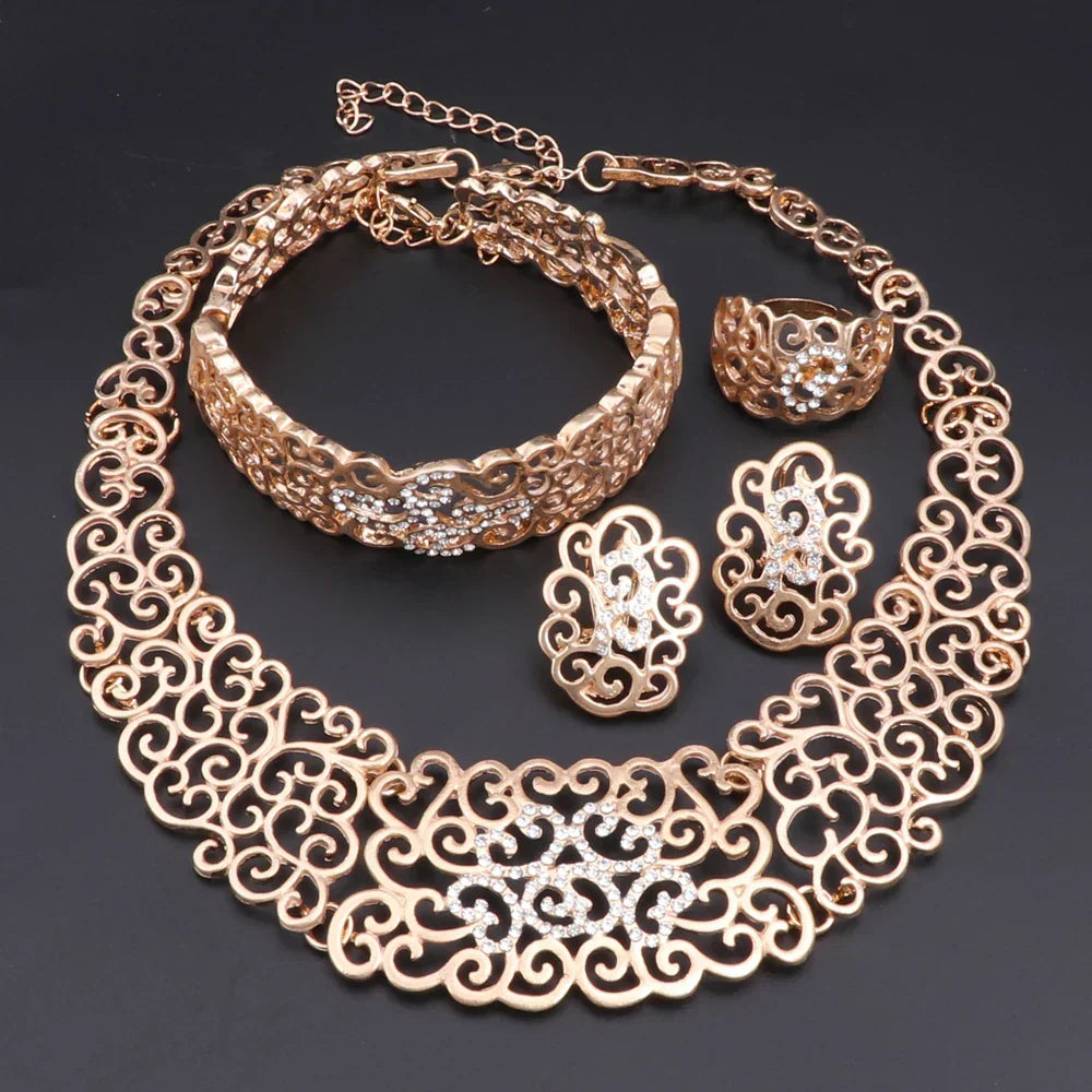 Parure Bijoux Femme Dorée 4 Pièces — Collier + Boucles d'Oreilles + Bague + Bracelet Plaqué Or 18K