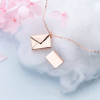 Collar Medallón Sobre – Carta de Amor Personalizada – Mujer