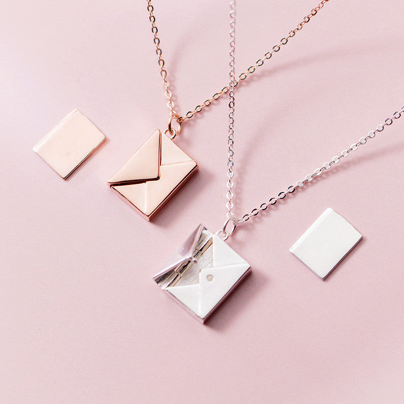 Collar Medallón Sobre – Carta de Amor Personalizada – Mujer