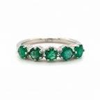 Bague émeraude fond blanc