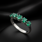 Bague émeraude macro