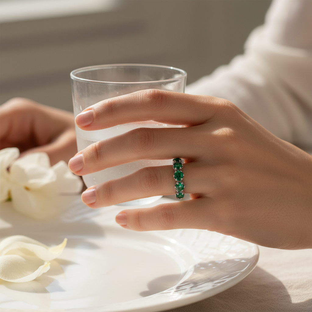 Bague émeraude portée