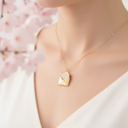 Collier porté ouvert