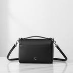 Sac à main crossbody cuir vachette noir sur marbre blanc