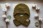 Flat lay bonnet-écharpe enfant vegan sur bois, ambiance artisanale