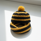 Bonnet-écharpe tricoté enfant noir et jaune sur fond blanc