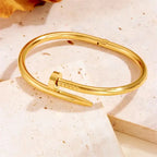 Bracelet Jonc Clou Minimaliste – Bangle Élégant Doré – Femme